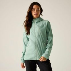 Kurtka wiatrówka softshell damska Dare 2B Lexan III. Zielone kurtki sportowe damskie Dare 2B, l, bez wzorów, z materiału, bez ramiączek, z kapturem, trekkingowe. Za 303.99 zł.