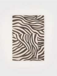 Szalik ze zwierzęcym wzorem - czarny. Czarne szaliki damskie Reserved, bez wzorów. W wyprzedaży za 25.99 zł.