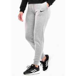 Spodnie sportowe damskie Nike Wmns Fleece Pants. Czarne spodnie dresowe damskie Nike, bez wzorów, z dresówki, sportowe. Za 332.00 zł.