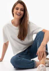 Gładki t-shirt, Comfort Fit, T-RODOS. Białe t-shirty damskie Volcano, m, z aplikacjami, z bawełny, bez kołnierzyka, bez ramiączek. Za 59.99 zł.