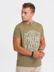 T-shirt męski bawełniany z nadrukiem - oliwkowy V2. Zielone t-shirty męskie Ombre Clothing, l, bez wzorów, z bawełny, bez kołnierzyka, bez ramiączek. W wyprzedaży za 19.99 zł.