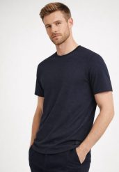 T-shirt w kolorze granatowym TM-SAMUEL. Niebieskie t-shirty męskie Volcano, m, bez wzorów, z bawełny, bez kołnierzyka, bez ramiączek. Za 84.99 zł.