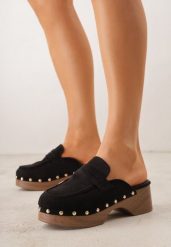 Czarne Klapki Drewniaki w Stylu Mokasynów z Nitami Hanaria. Czarne klapki damskie Born2be, z aplikacjami, z jeansu, eleganckie, bez obcasa, na obcasie, bez zapięcia. Za 99.99 zł.