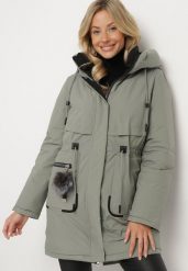 Zielona Kurtka Parka z Kapturem i Ozdobną Zawieszką Ściągana w Pasie Zerilie. Zielone kurtki damskie Born2be, m, bez wzorów, z jeansu, z kapturem. Za 319.99 zł.
