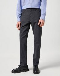 WRANGLER MĘSKIE SPODNIE MATERIAŁOWE GREENSBORO CHARCOAL 112358042 W15Q014757. Szare spodnie materiałowe męskie Wrangler, bez wzorów, z materiału. Za 189.99 zł.