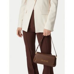Torebka LOVE MOSCHINO. Brązowe listonoszki damskie Love Moschino, bez wzorów, bez dodatków. Za 749.99 zł.