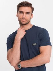 Casualowy t-shirt męski z naszywką na kieszeni – granatowy V10 - Rozmiar: XXL. Niebieskie t-shirty męskie Ombre Clothing, m, z aplikacjami, z bawełny, bez kołnierzyka, bez ramiączek. W wyprzedaży za 49.99 zł.