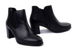 RIEKER 50194-00 black, botki damskie. Czarne botki damskie Rieker, na zimę, bez wzorów, z gumy, bez obcasa, na obcasie, bez zapięcia. Za 379.90 zł.