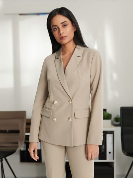 Marynarka dwurzędowa - brązowy. Brązowe marynarki i żakiety damskie Sinsay, bez wzorów, z włókna, casualowe, bez kołnierzyka, bez ramiączek. Za 79.99 zł.