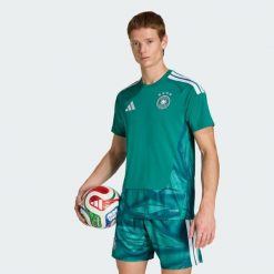 Podstawowa koszulka bramkarska Niemcy 26. Zielone bluzy męskie Adidas, bez wzorów, sportowe, bez ramiączek, bez kaptura. Za 439.00 zł.