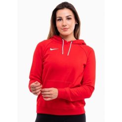 Bluza sportowa damska Nike Wmns Park 20 Fleece. Czerwone bluzy damskie Nike, m, bez wzorów, sportowe, bez ramiączek, z kapturem. Za 334.00 zł.