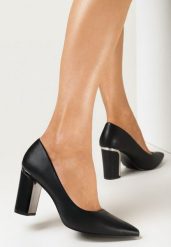 Czarne Czółenka na Słupku z Metaliczną Wstawką i Wkładką ze Skóry Naturalnej Itunza. Czarne czółenka damskie Born2be, bez wzorów, ze skóry, eleganckie, bez obcasa, na słupku, bez zapięcia. Za 129.99 zł.