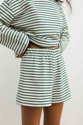 Szorty z bawełny strukturalnej w zielono beżowe paski - PENNY-L. Brązowe szorty damskie Marsala, bez wzorów, z bawełny, klasyczne. W wyprzedaży za 49.98 zł.