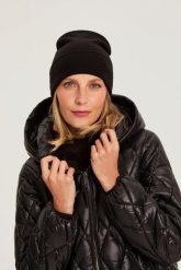 Gładka czapka czarna. Czarne czapki damskie MOODO, bez wzorów, z poliamidu. Za 39.99 zł.