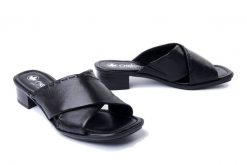 RIEKER 62690-00 black, klapki damskie. Czarne klapki damskie Rieker, na lato, bez wzorów, bez obcasa, na obcasie, bez zapięcia. Za 279.90 zł.
