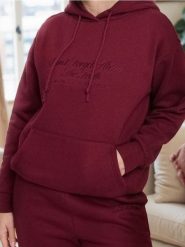 Bluza z kapturem i haftem - fioletowy. Fioletowe bluzy damskie Sinsay, l, bez wzorów, bez ramiączek, z kapturem. Za 39.99 zł.
