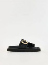 Skórzane klapki - czarny. Czarne klapki damskie Reserved, bez wzorów, ze skóry, bez obcasa, bez zapięcia. W wyprzedaży za 119.99 zł.