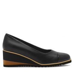 Półbuty Clara Barson. Czarne półbuty damskie Clara Barson, bez wzorów, bez obcasa, na koturnie, bez zapięcia. Za 129.99 zł.