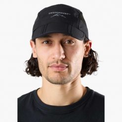 Czapka z daszkiem Wędrówki unisex Swedemount Lofoten Packable Cap szybkoschnąca. Czarne czapki damskie SWEDEMOUNT, bez wzorów, sportowe. Za 79.99 zł.
