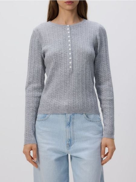 Strukturalny sweter z guzikami - jasnoszary. Szare swetry nierozpinane damskie Reserved, l, bez wzorów, z dzianiny, bez kołnierzyka, bez ramiączek. W wyprzedaży za 69.99 zł.