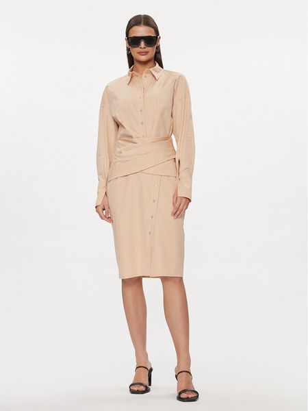 Patrizia Pepe Sukienka koszulowa 8A1238/A391-B787 Beżowy Regular Fit. Brązowe sukienki damskie Patrizia Pepe, bez wzorów, z bawełny, bez kołnierzyka, bez ramiączek, koszulowe. Za 1,019.00 zł.