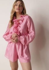 Różowy Krótki Kombinezon Ozdobiony Żabotem Menimei. Czerwone sukienki damskie Born2be, na co dzień, l, z aplikacjami, z materiału, eleganckie, bez kołnierzyka, bez ramiączek, mini, proste. Za 179.99 zł.