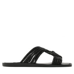 Klapki Steve Madden. Czarne klapki damskie Steve Madden, bez wzorów, bez obcasa, bez zapięcia. Za 269.99 zł.