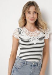 Biały Bawełniany T-shirt z Prążkowanego Materiału z Koronkowym Dekoltem i Rękawkami Hyacintia. Białe t-shirty damskie Born2be, m, bez wzorów, z bawełny, bez kołnierzyka, bez ramiączek. Za 39.99 zł.