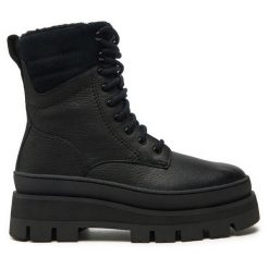 Botki Clarks. Czarne botki damskie Clarks, bez wzorów, bez obcasa, na płaskiej podeszwie, bez zapięcia. Za 729.99 zł.