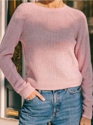 Basic sweter z długimi rękawami - różowy. Czerwone swetry nierozpinane damskie Sinsay, l, bez wzorów, bez kołnierzyka, bez ramiączek. Za 39.99 zł.