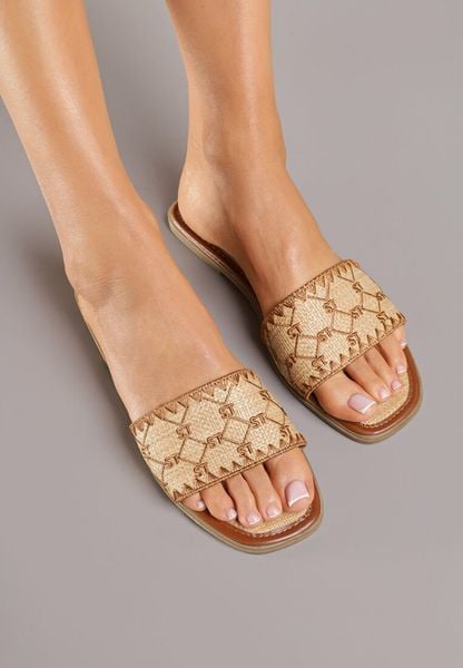 Brązowe Klapki Ozdobione Geometrycznym Motywem Zerella. Brązowe klapki damskie Renee, na lato, bez wzorów, bez obcasa, na płaskiej podeszwie, bez zapięcia. Za 49.99 zł.