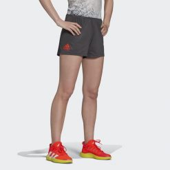 Szorty damskie adidas HB Train. Czerwone szorty damskie Adidas, bez wzorów, z tkaniny, sportowe. W wyprzedaży za 97.50 zł.