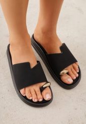 Czarne Klapki Typu Japonki z Metaliczną Ozdobą Samrina. Czarne klapki damskie Born2be, na lato, z aplikacjami, z jeansu, bez obcasa, na płaskiej podeszwie, bez zapięcia. Za 79.99 zł.