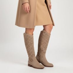 Kozaki damskie S.Barski, ażurowa cholewka do kolana zamek z boku niski obcas lekka podeszwa styl codzienny, beżowe, HY61-8023. Brązowe kozaki damskie S.BARSKI, w ażurowe wzory, bez obcasa, na obcasie, bez zapięcia. Za 209.00 zł.