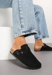 Czarne Klapki Typu Chodaki z Ekozamszu Zdobione Sprzączką Amustana. Czarne klapki damskie Renee, z aplikacjami, z jeansu, eleganckie, bez obcasa, na płaskiej podeszwie, bez zapięcia. W wyprzedaży za 74.99 zł.