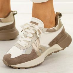 Beżowe skórzane sneakersy damskie Kobbo 66954. Brązowe obuwie sportowe damskie Kobbo, na jesień, bez wzorów, z jeansu, z okrągłym noskiem, bez zapięcia, trekkingowe. Za 249.00 zł.