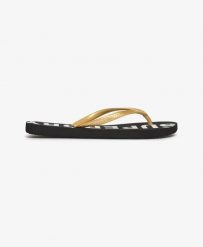 Superdry Klapki Code Core Sport z gumy - Czarny/Złoty metaliczny. Czarne klapki damskie Superdry, bez wzorów, z gumy, klasyczne, bez obcasa, bez zapięcia. Za 126.80 zł.