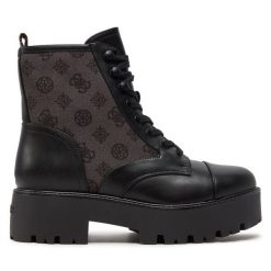 Botki Guess. Czarne botki damskie Guess, z aplikacjami, bez obcasa, na płaskiej podeszwie, bez zapięcia. Za 539.99 zł.
