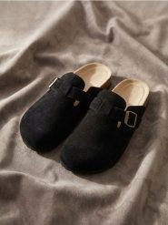 Skórzane klapki mule z regulowaną klamrą - czarny. Czarne klapki damskie Sinsay, bez wzorów, bez obcasa, bez zapięcia. Za 79.99 zł.