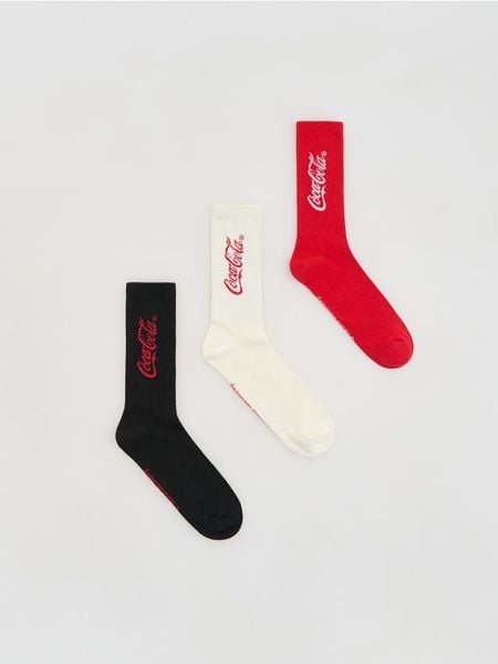 3 pack skarpet z napisem Coca-Cola - czerwony. Czerwone skarpety męskie Reserved, bez wzorów. W wyprzedaży za 56.99 zł.