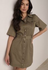 Zielona Sukienka Koszulowa w stylu Safari z Paskiem Risielle. Zielone sukienki damskie Born2be, do pracy, l, bez wzorów, biznesowe, bez kołnierzyka, bez ramiączek, mini, dopasowane. Za 229.99 zł.