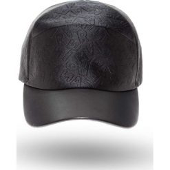 Czarna czapka z daszkiem we wzór. Czarne czapki damskie Emporio Armani, z aplikacjami, ze skóry ekologicznej. Za 351.60 zł.