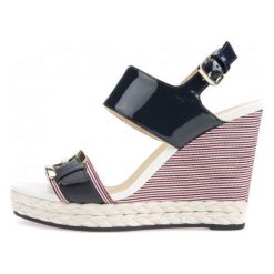 Geox sandały damskie Donna Janira 39 ciemnoniebieskie. Niebieskie sandały damskie Geox, bez wzorów, bez obcasa, na koturnie, bez zapięcia. W wyprzedaży za 374.00 zł.