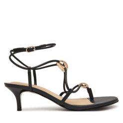 Sandały Guess. Czarne sandały damskie Guess, z aplikacjami, bez obcasa, na szpilce, bez zapięcia. Za 444.99 zł.