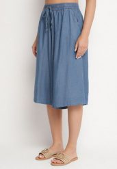 Niebieskie Bawełniane Szorty Bermudy o Szerokim Kroju z Ozdobnym Wiązaniem Falpio. Niebieskie szorty damskie Born2be, bez wzorów, z bawełny, eleganckie. Za 49.99 zł.