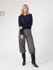 Kardigan z ozdobnymi guzikami, z wiskozą - granatowy. Niebieskie kardigany damskie Sinsay, l, bez wzorów, z wiskozy, bez kołnierzyka. Za 79.99 zł.