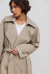 Klasyczny bawełniany trencz w kolorze LIGHT BEIGE - VENICE-S/M. Brązowe płaszcze damskie Marsala, m, bez wzorów, z bawełny, eleganckie, bez kołnierzyka, bez kaptura. Za 1,299.90 zł.