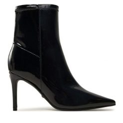 Botki Guess. Czarne botki damskie Guess, z aplikacjami, bez obcasa, na szpilce, bez zapięcia. Za 449.99 zł.