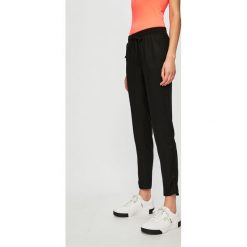 Tally Weijl - Spodnie. Czarne spodnie materiałowe damskie TALLY WEIJL, bez wzorów, z tkaniny, casualowe. W wyprzedaży za 39.90 zł.