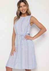 Niebieska Wiskozowa Sukienka Pudełkowa z Paskiem Ralamella. Niebieskie sukienki damskie Born2be, na co dzień, na lato, l, bez wzorów, z jeansu, eleganckie, bez kołnierzyka, bez ramiączek, midi, proste. Za 74.99 zł.
